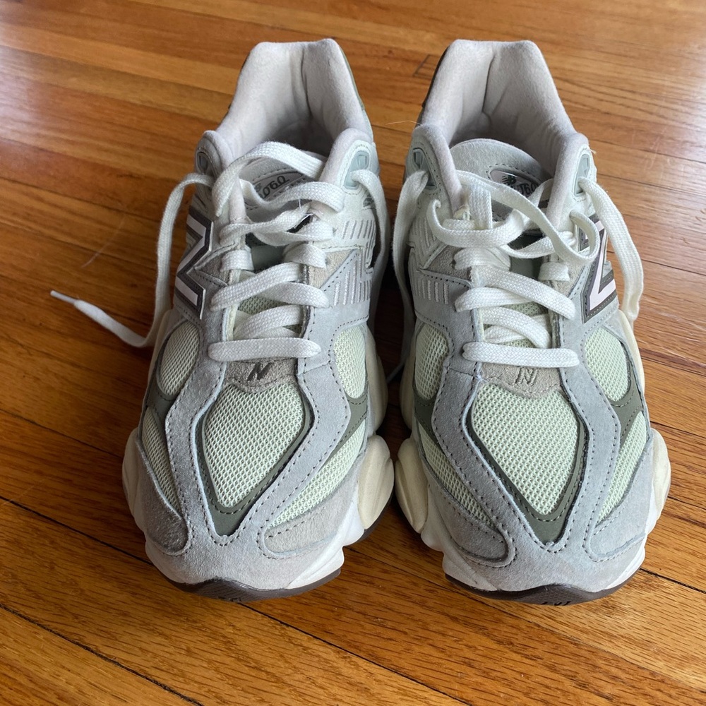 New Balance 9060 | 8.5 womens - Picture 2 of 4